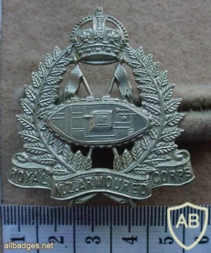 Royal New Zealand Armoured Corps cap badge img14315
