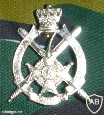 7 line infantry cap badge, silver, type 2 img17008