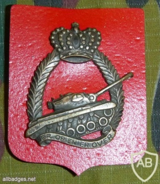 4 battalion heavy tanks cap badge, old img17007