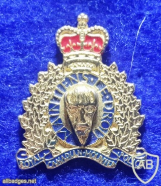 Royal Canadian Mounted Police collar badge img26504