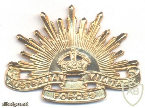 AUSTRALIA Australian Military Forces Rising Sun Hat Badge (1948-53), gold img34375