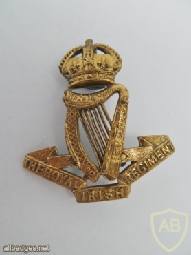 Royal Irish Regiment cap badge, King's crown img35825