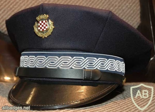 CROATIA National Police hat badge, Officer (gold), larger shield, enamelled crown img49075