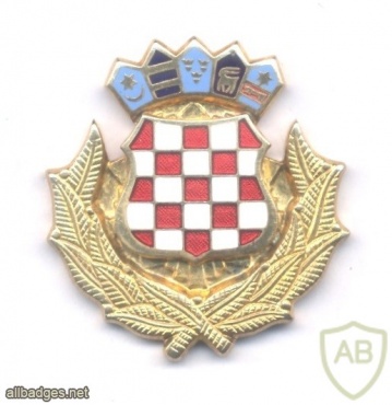 CROATIA National Police hat badge, Officer (gold), larger shield, enamelled crown img49073
